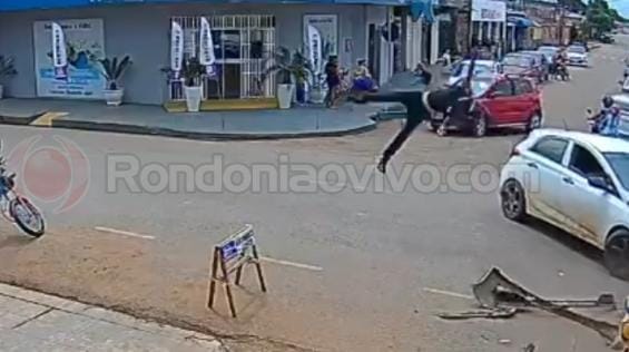 VÍDEO: Motociclista 'voa' por cima de carro após forte colisão com HB20 