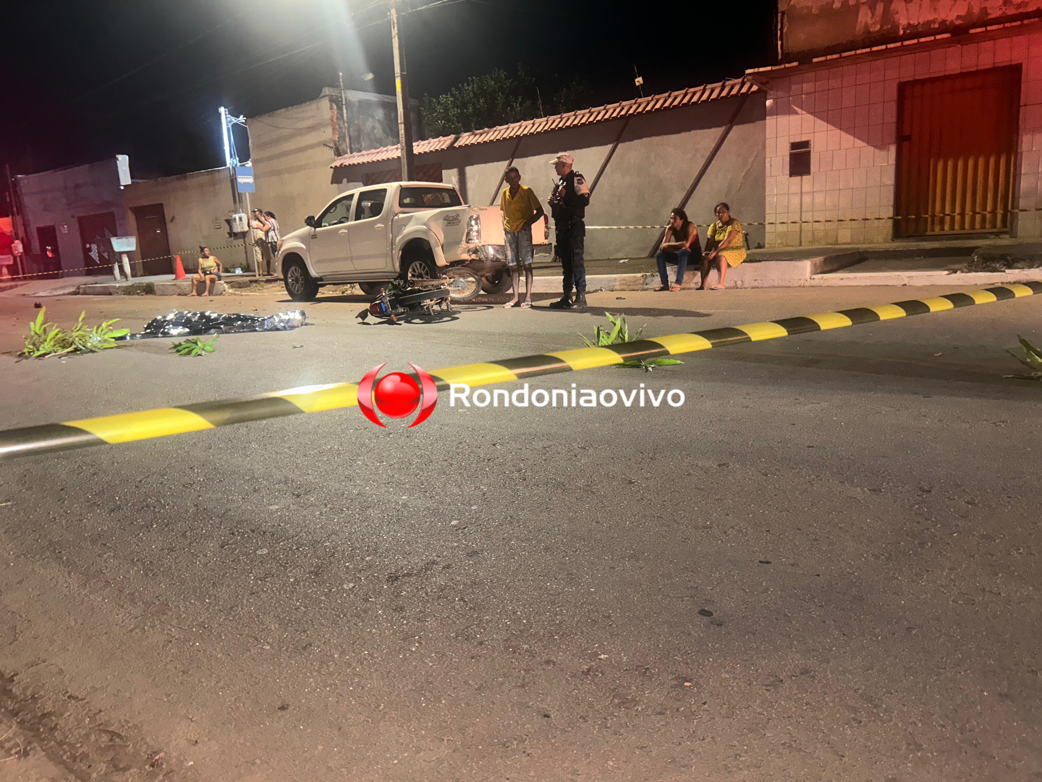 URGENTE: Motociclista morre após bater na traseira de Hilux estacionada