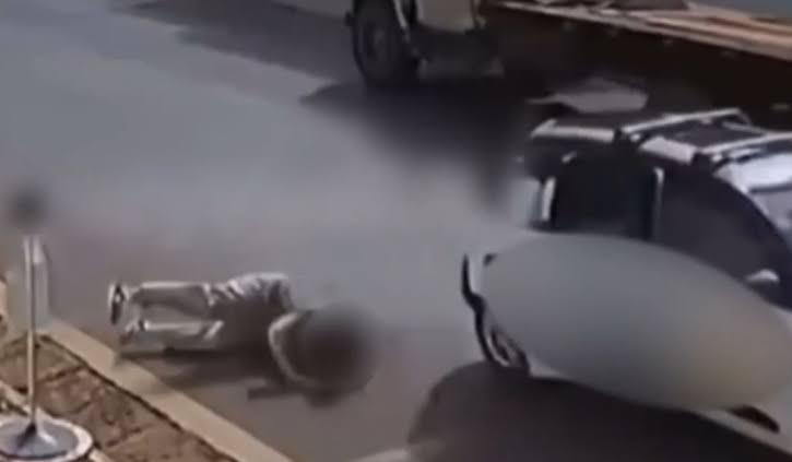 PEGOU CARONA: Jovem é empurrada de carro em movimento ao negar ir dormir com vizinho