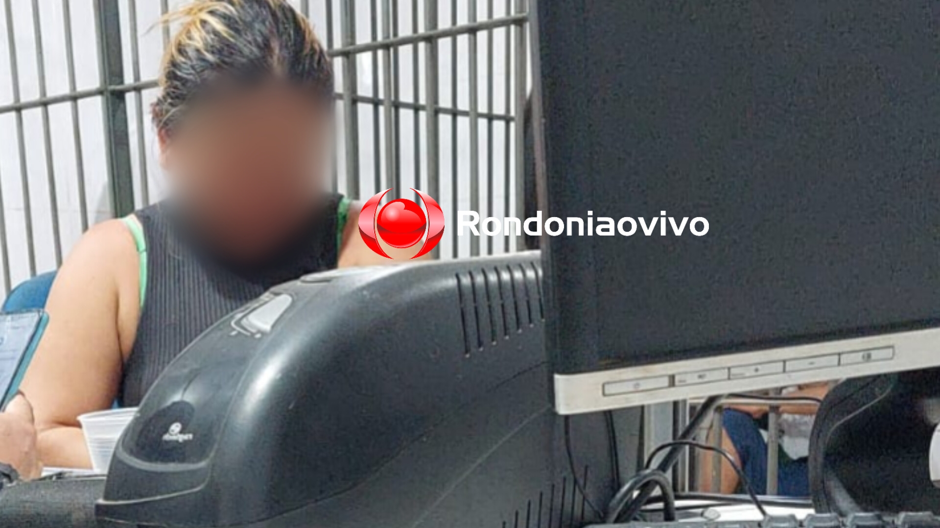 URGENTE: Mulher é presa por tentar matar o marido durante briga em bebedeira 