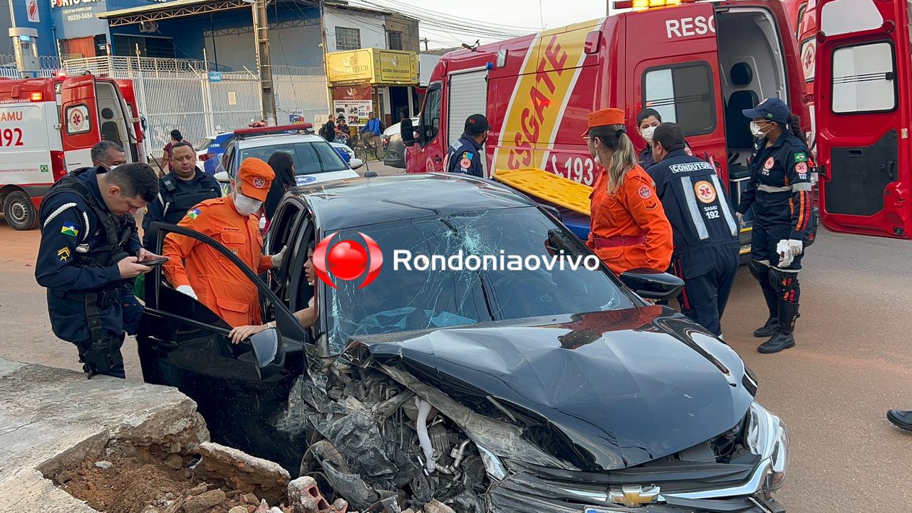 URGENTE: Cinco pessoas ficam feridas após acidente com carro desgovernado 