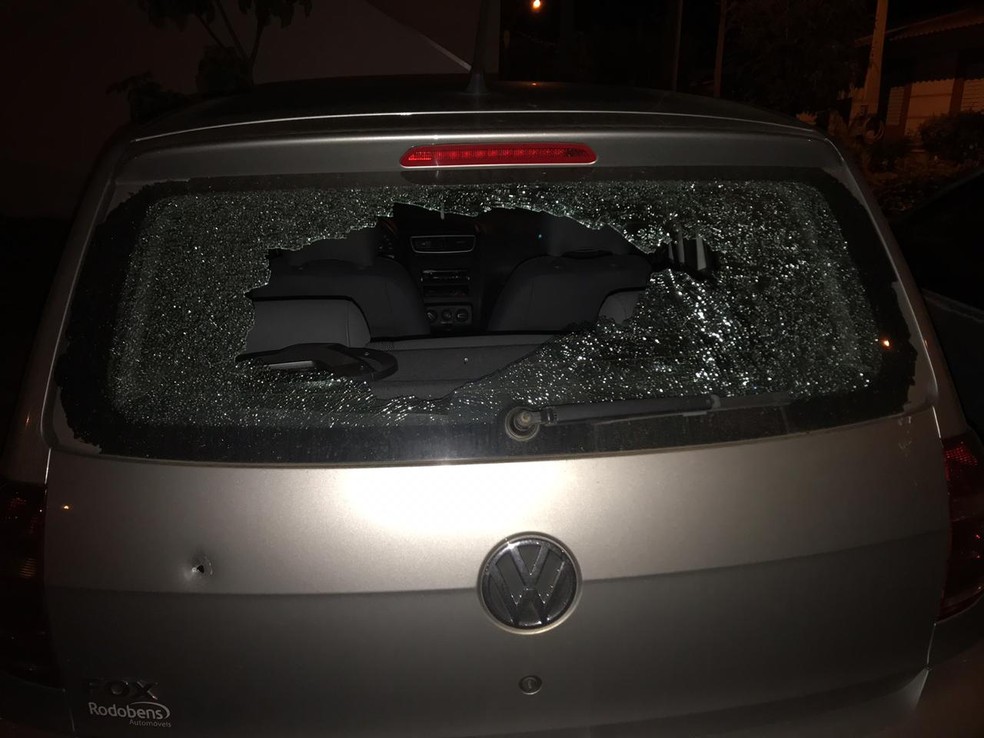 MADRUGADA DE TERROR: Tiros atingem casa e carro de família enquanto todos dormiam 