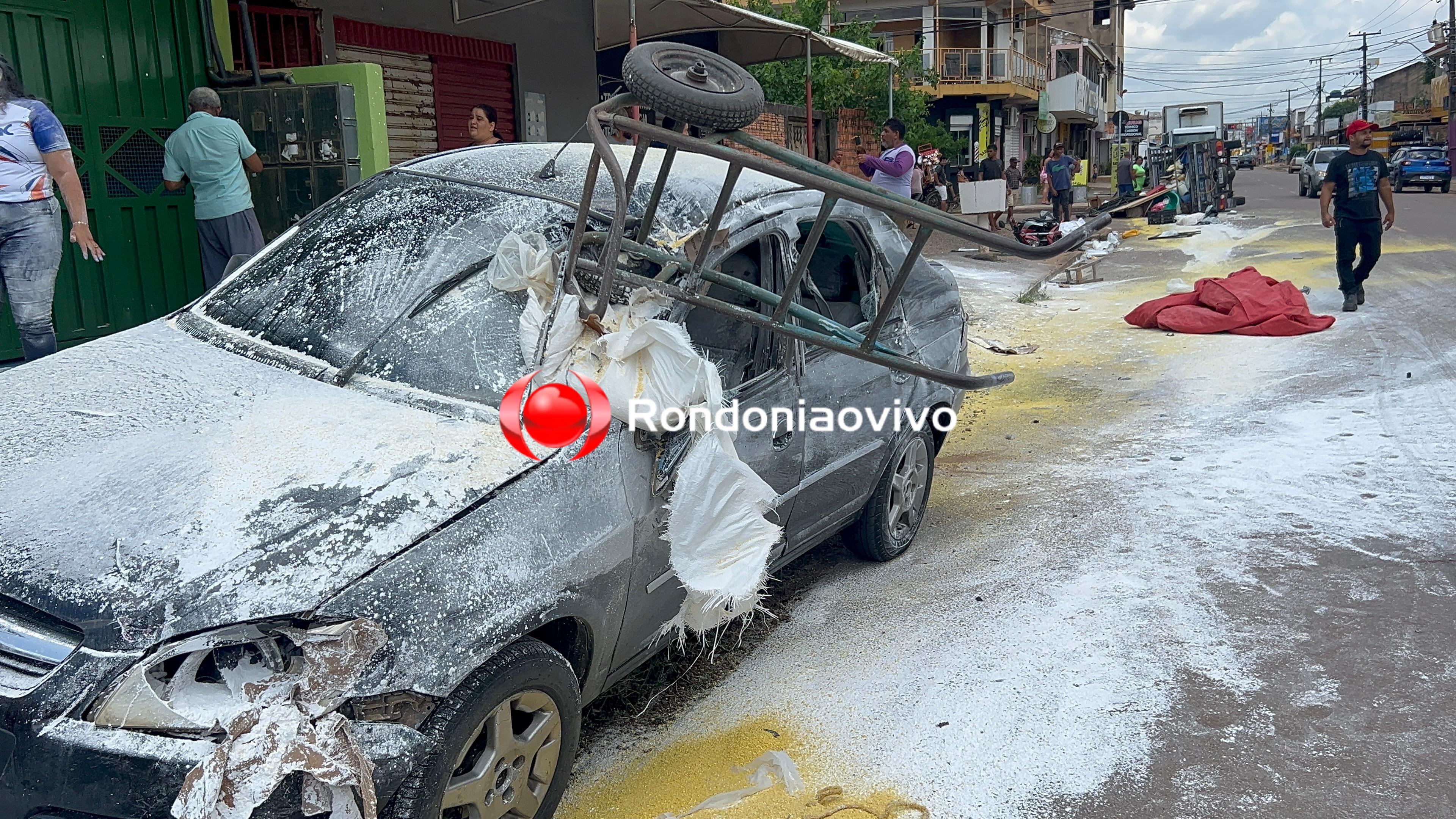 MOTORISTA PRESO: Caminhão capota  em grave acidente envolvendo moto e carro