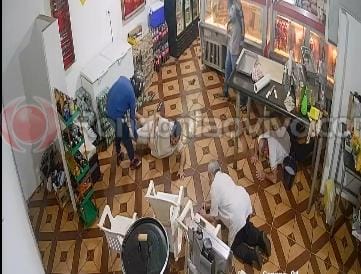 OUSADOS: Vídeo mostra ladrões fazendo assalto em comércio ao lado do CPA 