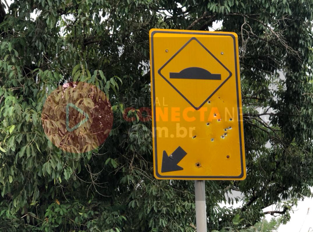 VÁRIOS TIROS: Placa de trânsito crivada de bala chama a atenção na capital 