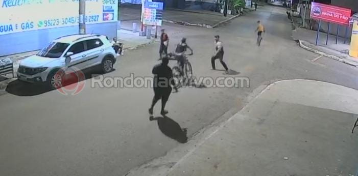 ZONA SUL: Vídeo mostra ladrão entrando na frente e roubando bicicleta de adolescente
