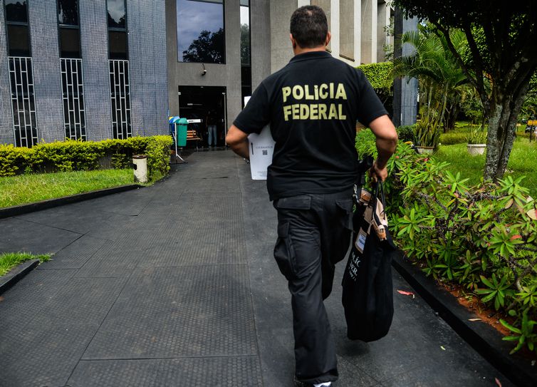 Polícia Federal faz operação contra crimes praticados pela internet