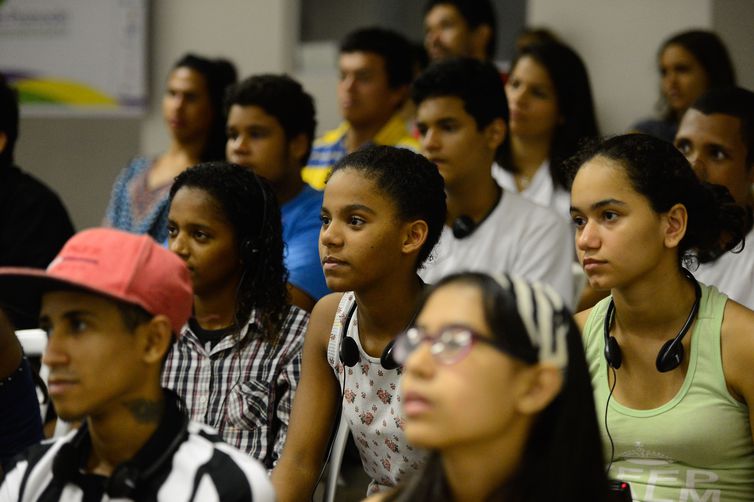 DESEMPREGO: Jovens têm menos chance de contratação e mais de serem demitidos