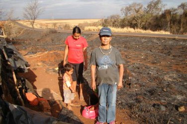 Brasil - Mulher indígena lidera a reocupação de sua terra ancestral após a morte de seus três filhos