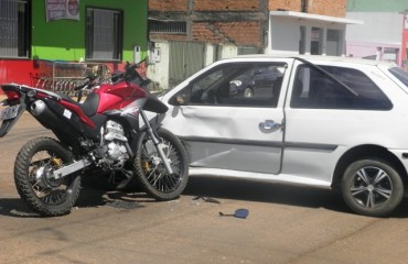 TRÂNSITO – Motocicleta colide com carro em cruzamento na capital – Fotos