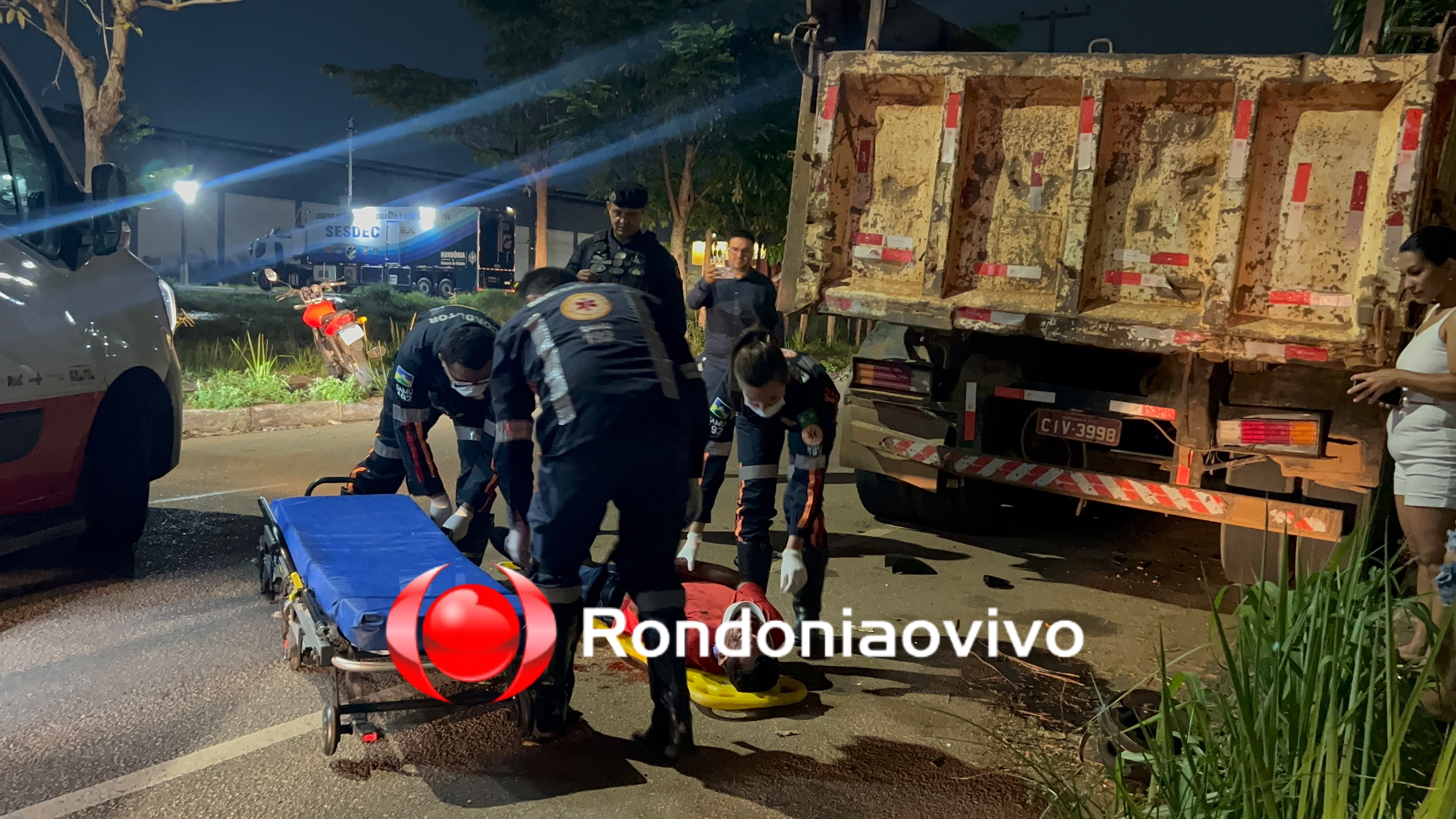 URGENTE: Motociclista fica em estado gravíssimo ao bater em caçamba parada