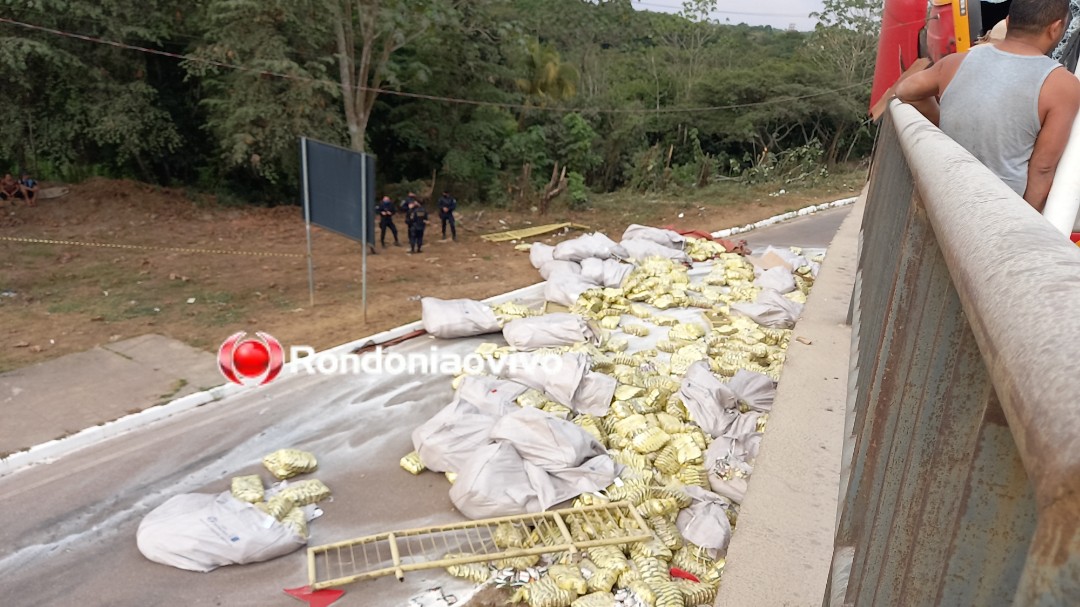 SEM CONTROLE: Carreta carregada de açúcar tomba na ponte do rio Madeira