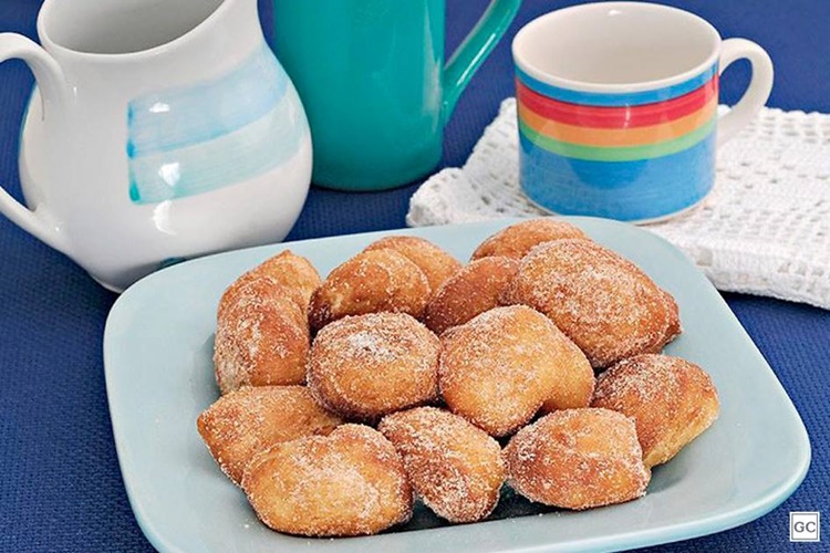 FÁCIL: Bolinho de chuva com canela para acompanhar o chá ou cafezinho