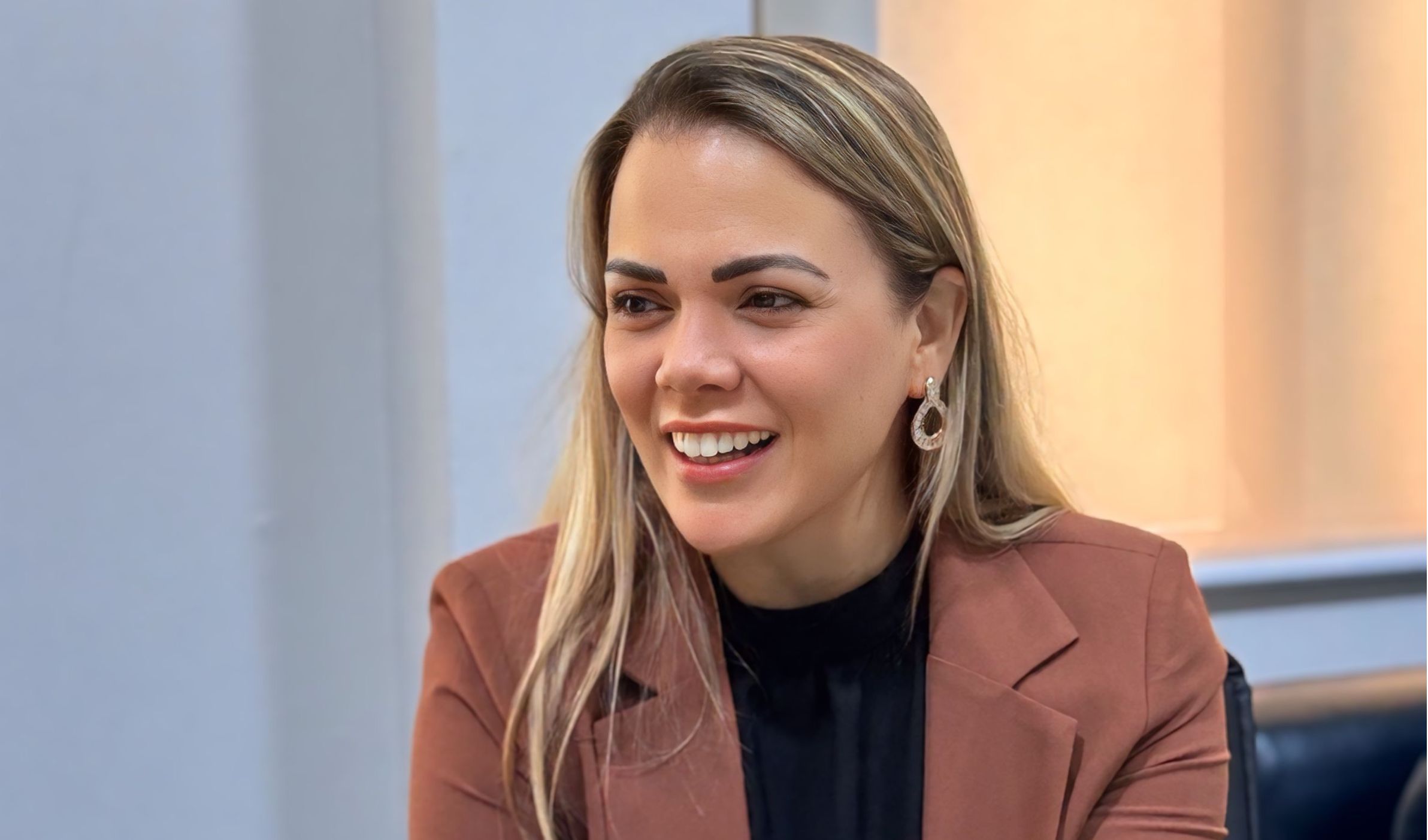 CLAÚDIA DE JESUS: Escola de Teixeirópolis recebe computadores com apoio da deputada