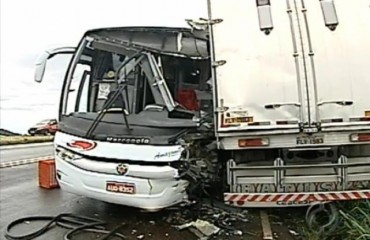 Ônibus da Eucatur com destino à Porto Velho bate em caminhão; Motorista morre na hora 