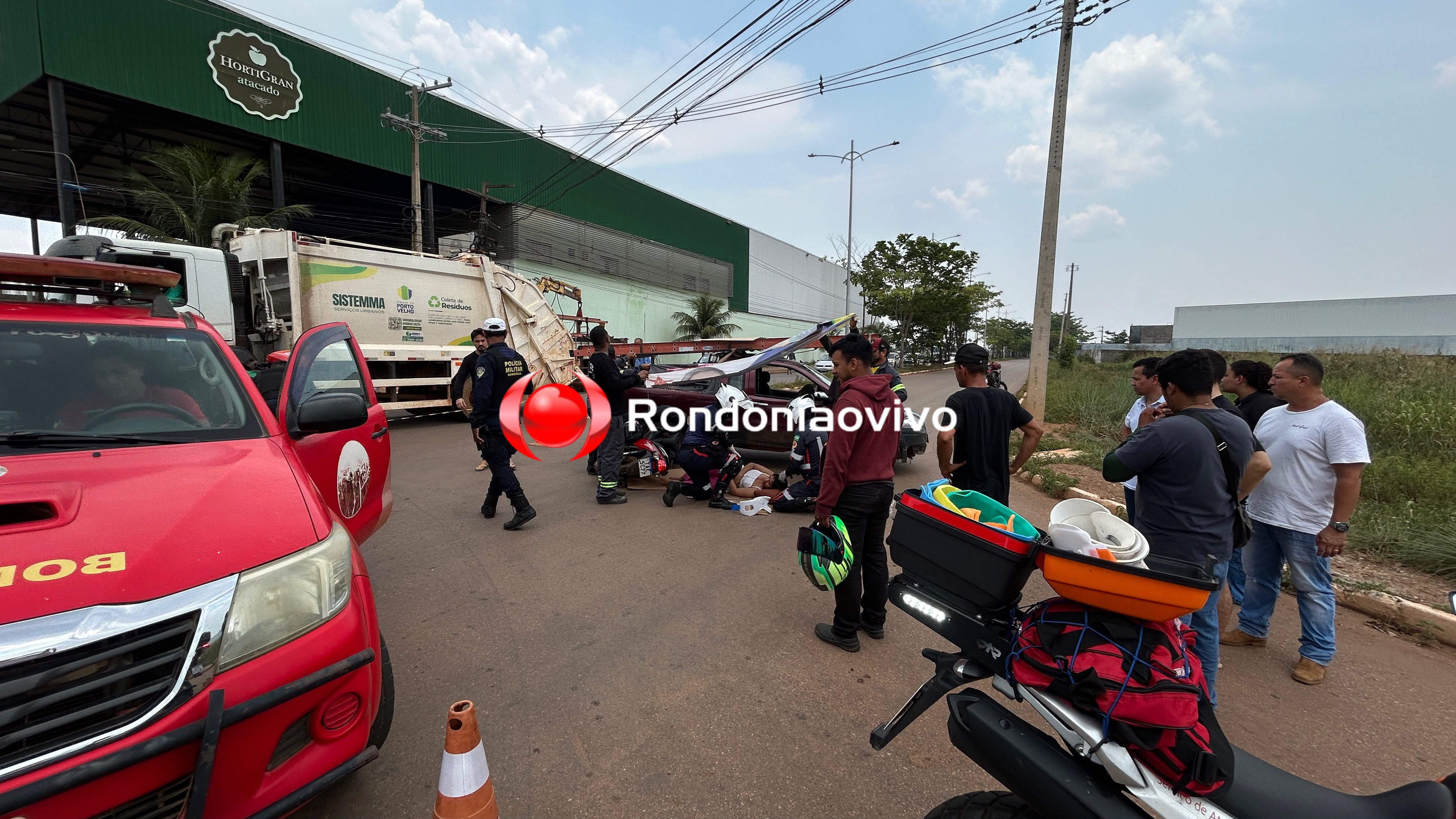 URGENTE: Motociclista bate a cabeça em acidente e fica gravemente ferida