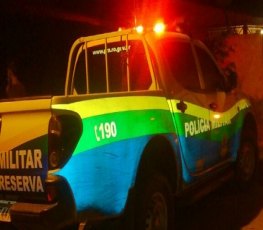 População surra ladrão que atacou mulher na porta de casa

