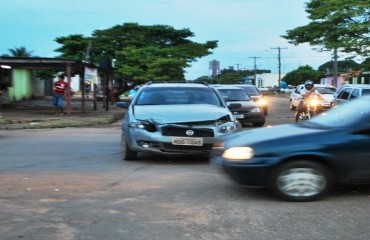 CENA DA CIDADE - Acidente na avenida Abunã deixa transito caótico na volta para casa