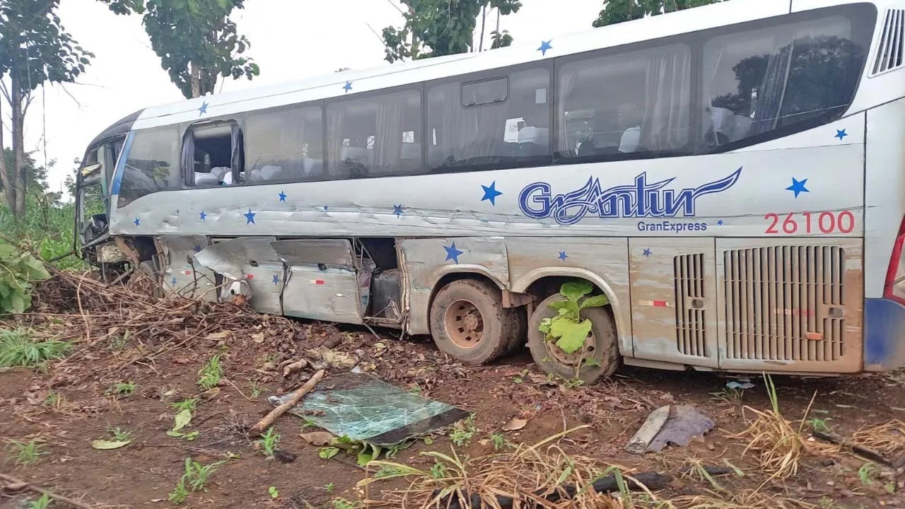 GRAVE ACIDENTE: Colisão entre ônibus, caminhão e carreta deixa feridos na BR-364