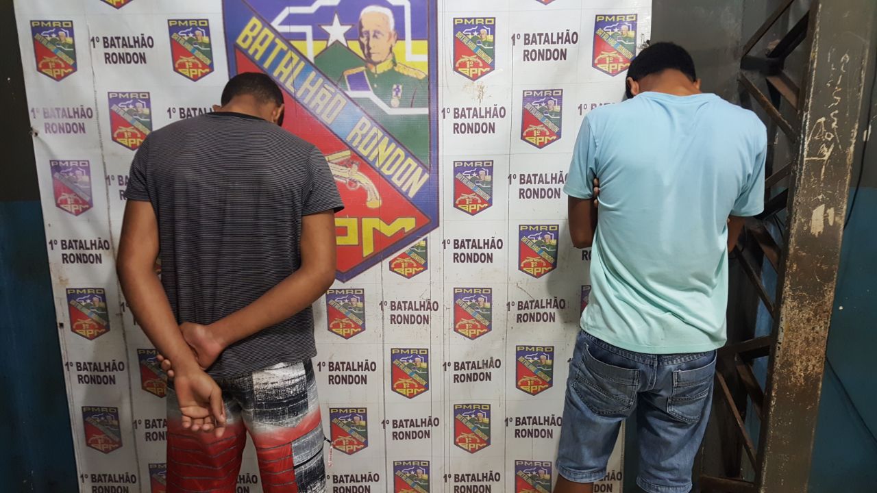 TRÁFICO: Dupla é flagrada vendendo droga no Centro