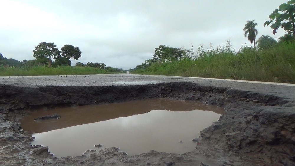 Buracos na BR-364, causam prejuízos aos motoristas