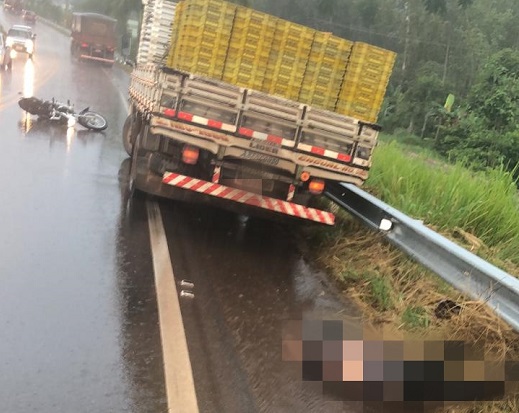 URGENTE: Grave acidente entre motocicleta e caminhão deixa uma vitima fatal