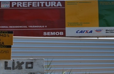 Propaganda irregular - Juíza determina novamente que Roberto Sobrinho retire placas de obras com fundo vermelho 
