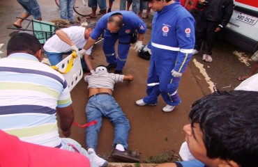 Colisão frontal entre duas motos deixa motociclistas feridos - Fotos e Vídeo