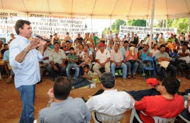 Neodi entrega tratores e assina ordem de serviço para 10 km de asfalto