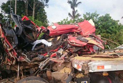 Motorista de carreta morre em grave acidente na BR 364