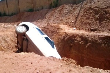 CAPITAL - Motorista cai em buraco de obra pública - VÍDEO