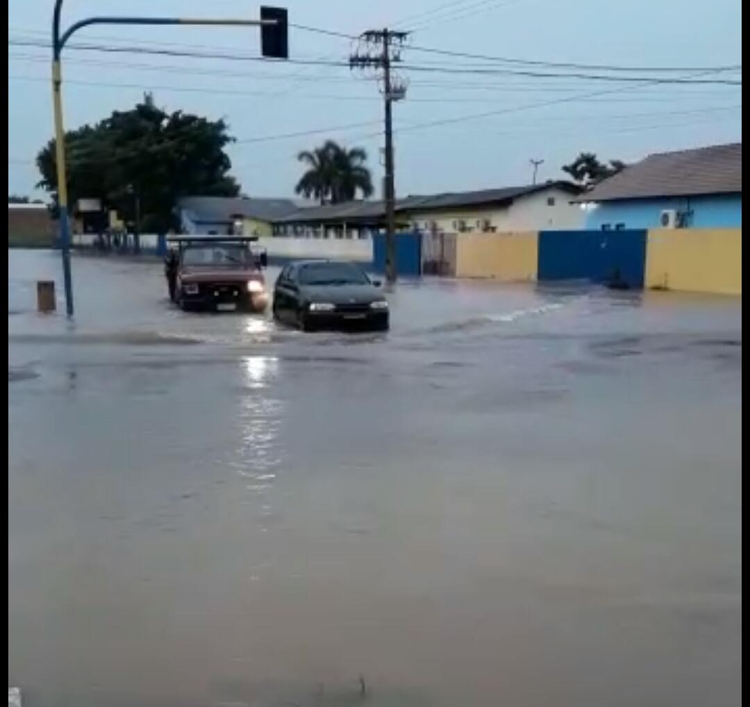 CAOS: Forte chuva deixa ruas alagadas na capital