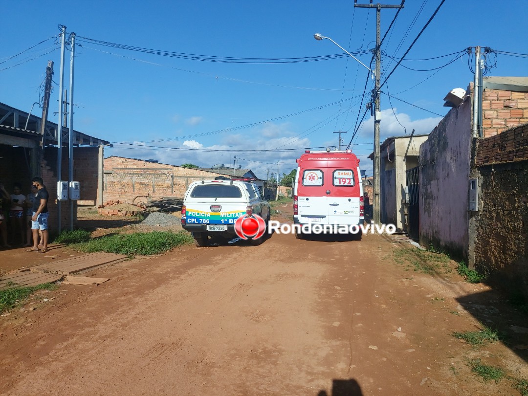 ESCAPOU: Jovem é baleado na cabeça por casal em motocicleta na frente de comércio