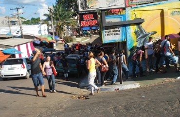 Estudantes protestam e se aglomeram em avenida de Porto Velho na busca de ingresso para o show de Luan Santana