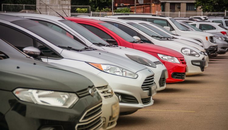 Chave reserva deixada no painel facilita furto de carros