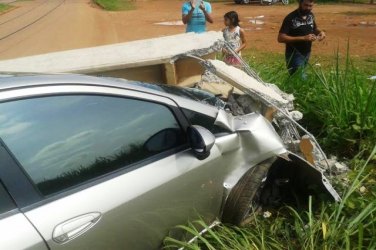 Motorista grávida escapada da morte após se chocar com poste