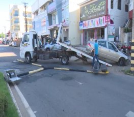 Motorista se distrai e derruba semáforo em cruzamento