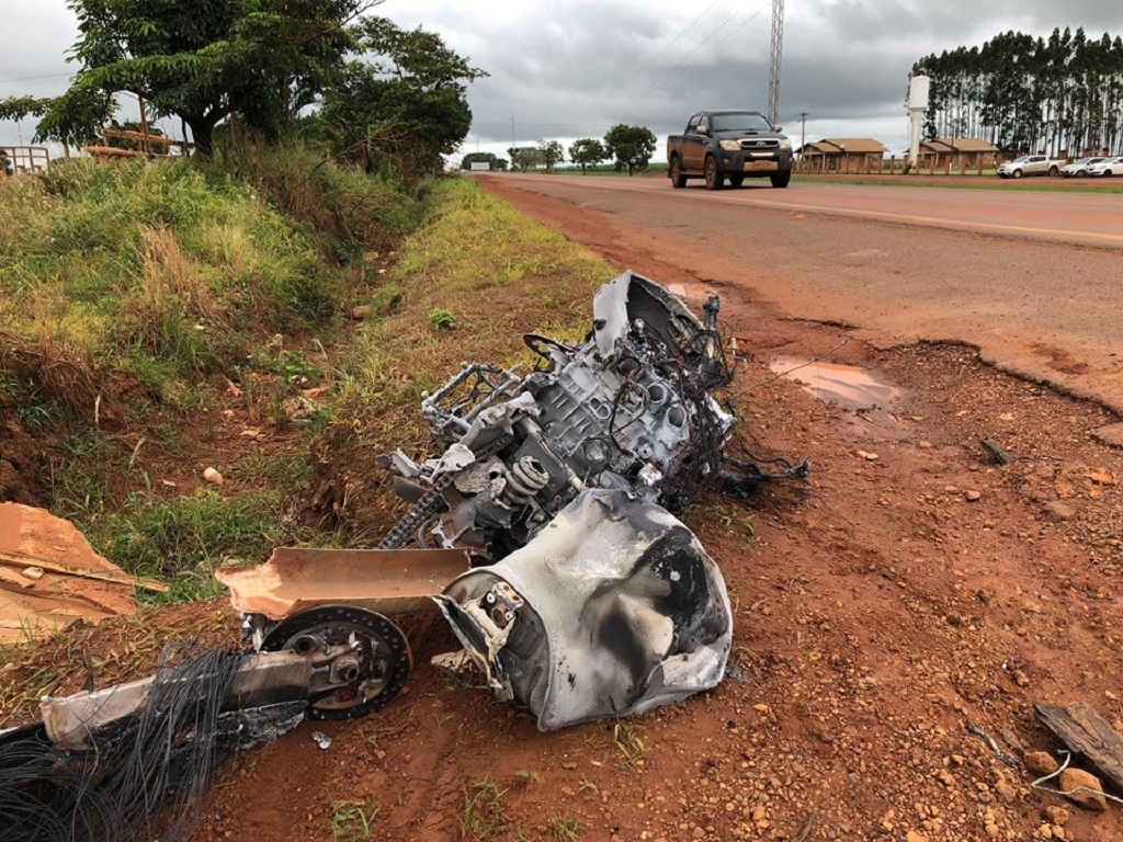 GRAVE: Moto pega fogo após bater em carreta e jovem morre