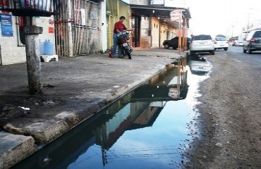 Empresários e moradores de avenida na capital prometem interditar via em horário de pico se Prefeitura não resolver problema de esgoto – Confira fotos