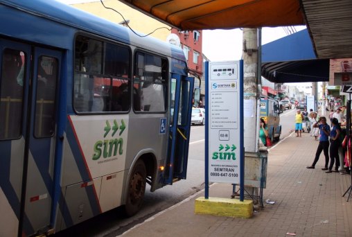 Consórcio SIM revitaliza placas de paradas de ônibus para orientar usuários