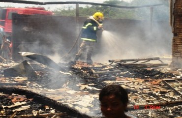 VALE DO PARAÍSO - Incêndio destrói casa de madeira e família perde tudo
