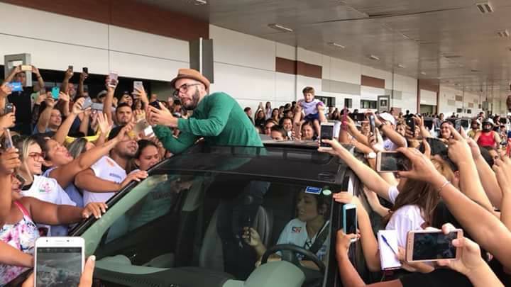 Mahmoud é recebido por multidão de fãs no Aeroporto da capital