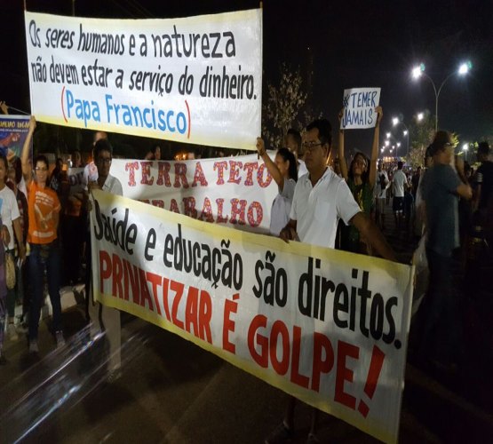 Grupos políticos realizam protestos durante solenidade de 7 de Setembro