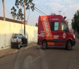 NO CENTRO: Mulher fica lesionada após colidir carro em poste