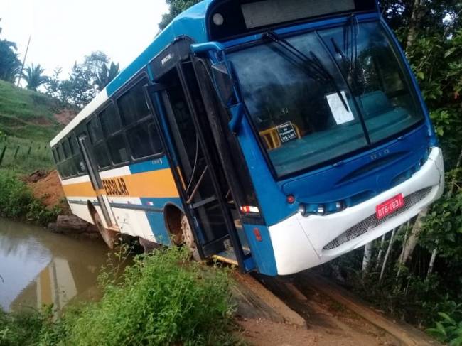 RISCO: Ônibus escolar com alunos escorrega e fica dependurado em ponte