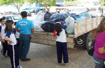 Estudantes entregam donativos recolhidos em ação solidária