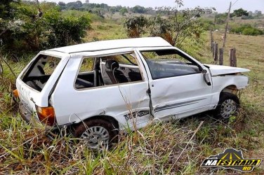 Carro capota após pneu estourar no km 05 da RO-383