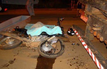 VILHENA - Motoqueiro bate em caminhão estacionado e morre no ato