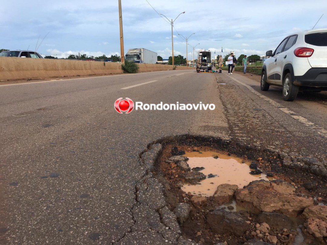 NO VIADUTO: Motociclista sofre queda ao passar por buraco na BR-364