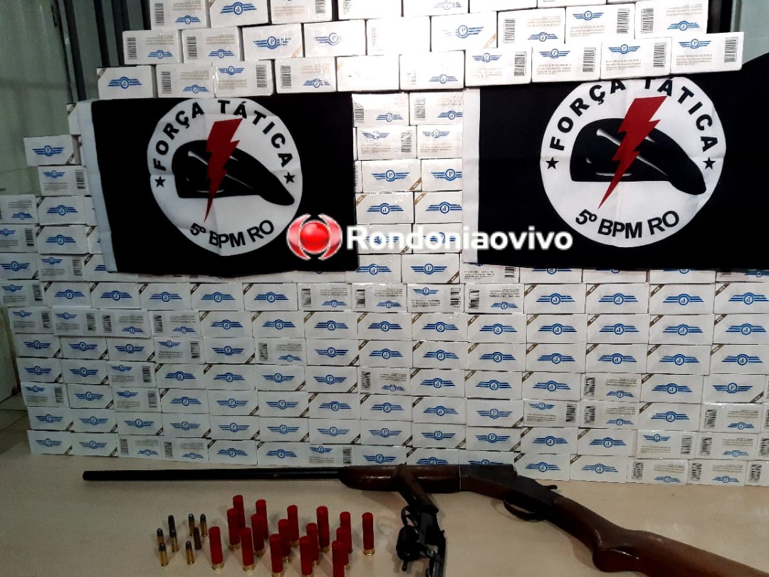 FLAGRANTE: Dono de comércio é preso com duas armas e diversos cigarros contrabandeados